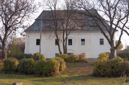 Kaštieľ so sýpkou v Lenke